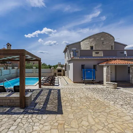 Dzana By Interhome