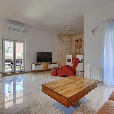 Dzana By Interhome *