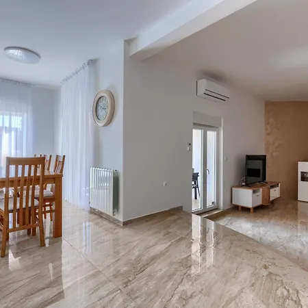 Dzana By Interhome Mednjan